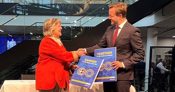 EU-kommissær Elisa Ferreira og erhvervsminister Simon Kollerup med partnerskabsaftalen for 2021-2027