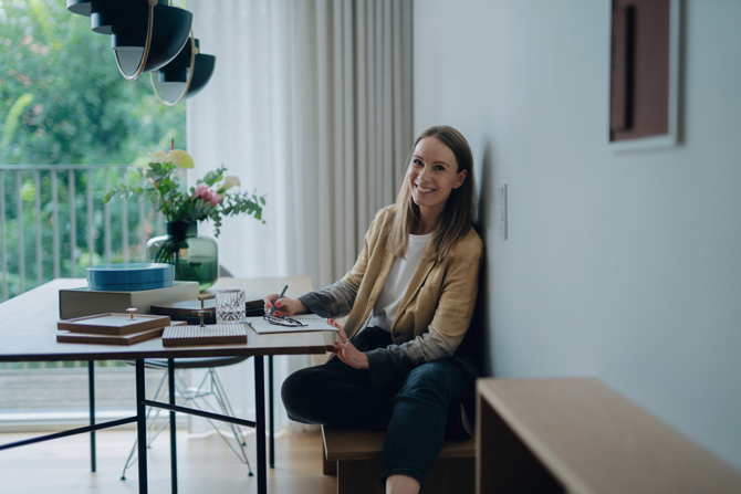 Billede af Gitte der arbejder ved et bord