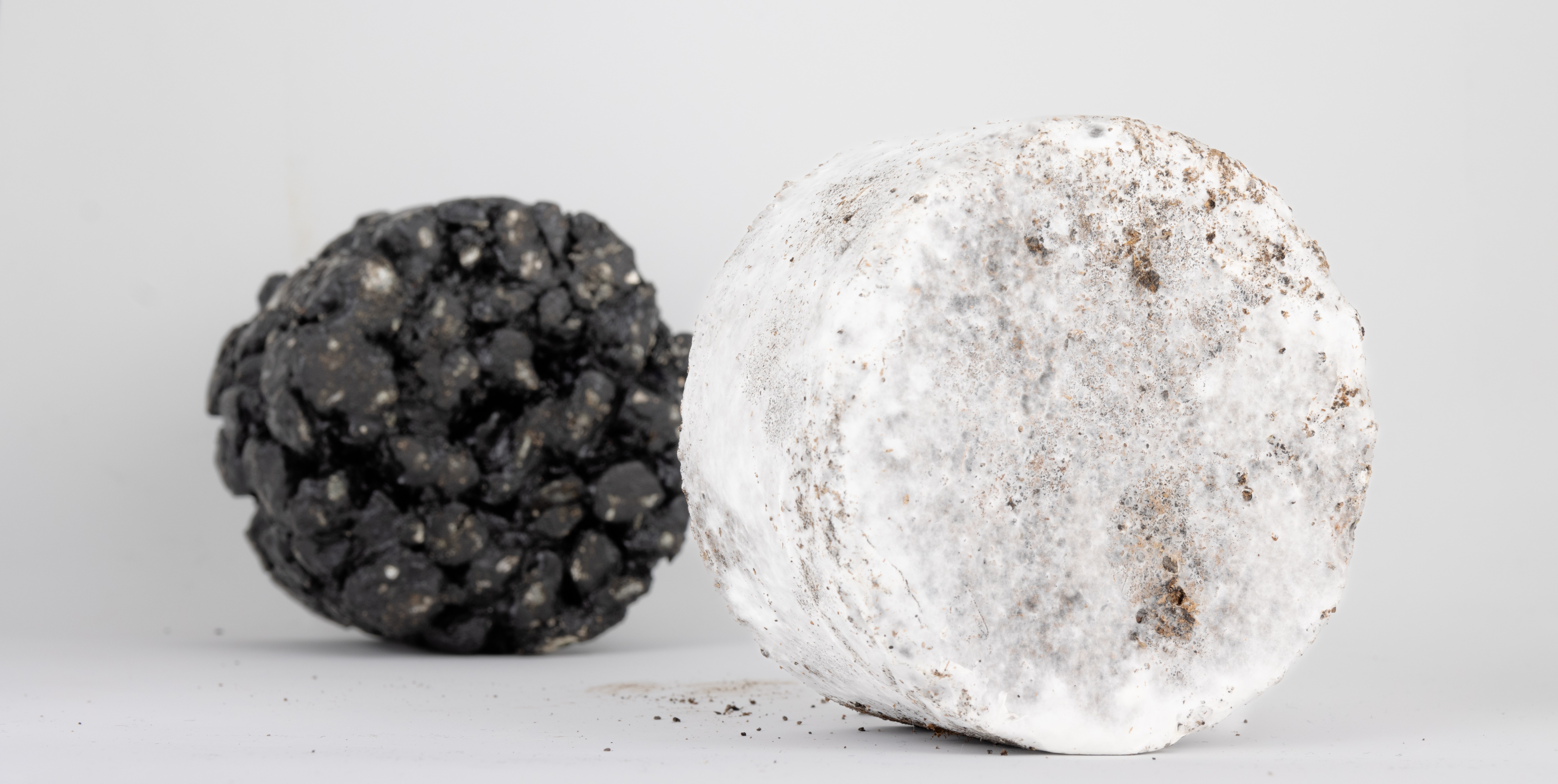 Det bæredygtige asfaltprodukt visiBIT med traditionel asfalt i baggrunden